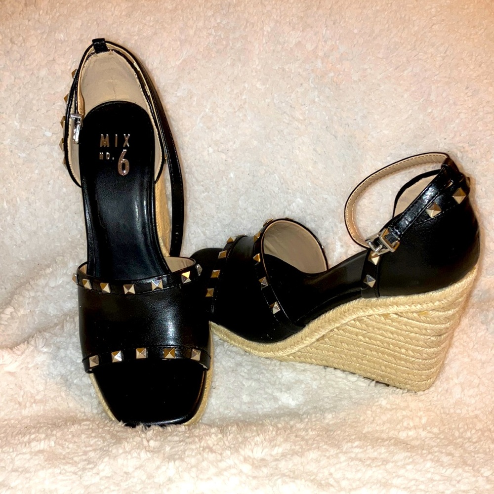 This is Mix no6 wedge shoes size 8 brand new. Wedge heel super comfortable.